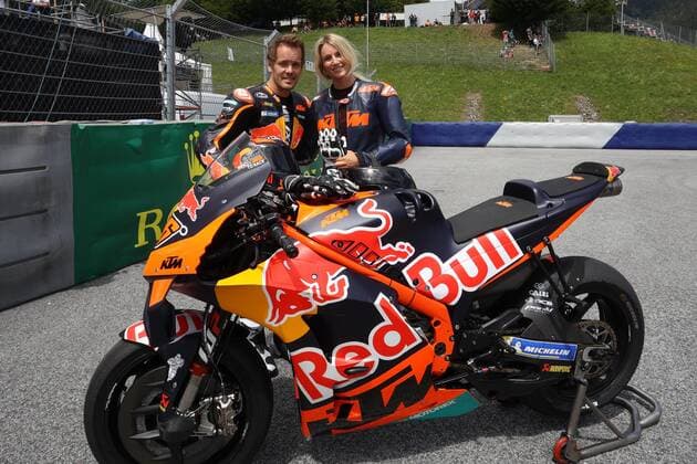 FORMULA 1 - GP of Austria 2022 SPIELBERG,AUSTRIA,10.JUL.22 - MOTORSPORTS, FORMULA 1 - FIA Formula 3, Grand Prix of Austria, Red Bull Ring, Red Bull Legends Parade. Image shows Mika Kallio (FIN KTM) and Anna Gasser (AUT).  GEPAxpictures xManfredxBinder