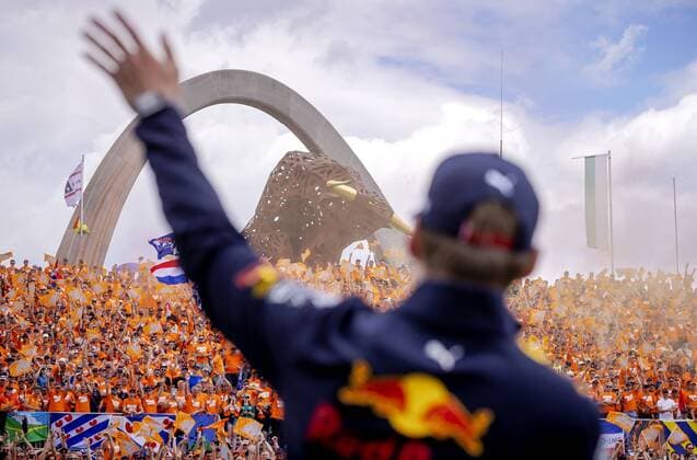 SPIELBERG - Max Verstappen (1) with his fans during the drivers parade ahead of the Austrian Grand Prix at the Red Bull Ring on July 10, 2022 in Spielberg, Austria. ANP SEM VAN DER WAL F1 Grand Prix of Austria 2022 xVIxANPxSportx xxANPxIVx
