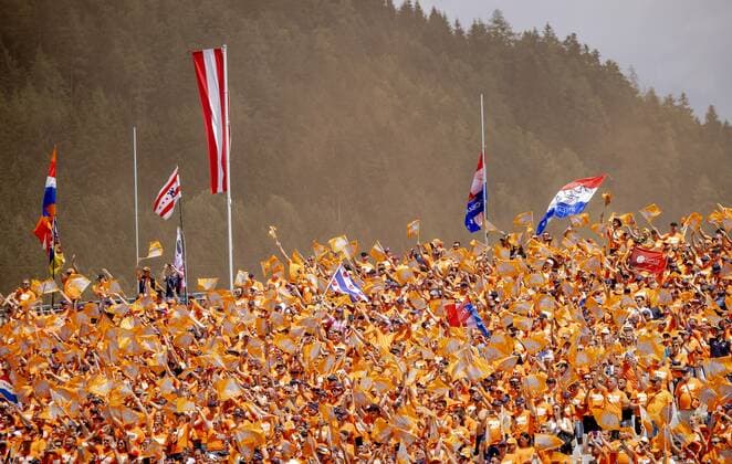 SPIELBERG - Fans of Max Verstappen (1) during the drivers parade ahead of the Austrian Grand Prix at the Red Bull Ring on July 10, 2022 in Spielberg, Austria. ANP SEM VAN DER WAL F1 Grand Prix of Austria 2022 xVIxANPxSportx xxANPxIVx