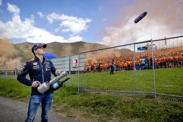 SPIELBERG - Max Verstappen (1) with his fans during the drivers parade ahead of the Austrian Grand Prix at the Red Bull Ring on July 10, 2022 in Spielberg, Austria. ANP SEM VAN DER WAL F1 Grand Prix of Austria 2022 xVIxANPxSportx xxANPxIVx