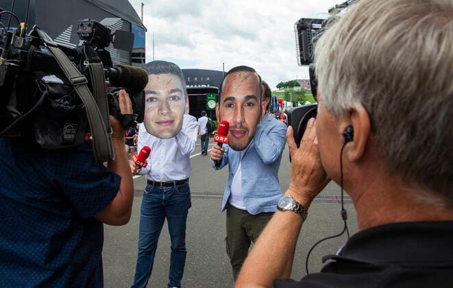 FORMULA 1 - GP of Austria 2022 SPIELBERG,AUSTRIA,10.JUL.22 - MOTORSPORTS, FORMULA 1 - Grand Prix of Austria, Red Bull Ring. Image shows Alexander Wurz and Ernst Hausleitner8ORF) cover themselves behind masks of George Russell (GBR Mercedes) and Lewis Hamilton (GBR Mercedes).  GEPAxpictures xWolfgangxJannach