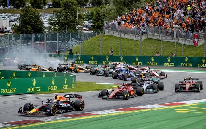 SPIELBERG - Max Verstappen (1) driving the Oracle Red Bull Racing RB18 Honda takes first through the turn during the Austrian Grand Prix at the Red Bull Ring on July 10, 2022 in Spielberg, Austria. ANP SEM VAN DER WAL F1 Grand Prix of Austria 2022 xVIxANPxSportx xxANPxIVx