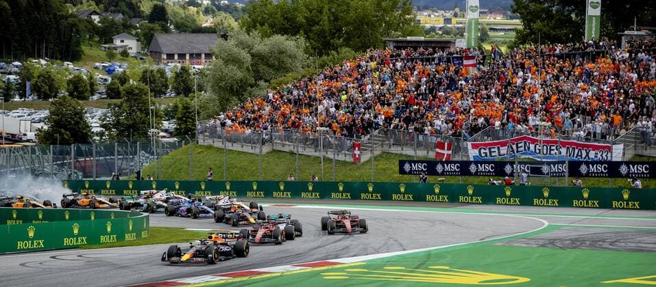 SPIELBERG - Max Verstappen (1) driving the Oracle Red Bull Racing RB18 Honda takes first through the turn during the Austrian Grand Prix at the Red Bull Ring on July 10, 2022 in Spielberg, Austria. ANP SEM VAN DER WAL F1 Grand Prix of Austria 2022 xVIxANPxSportx xxANPxIVx