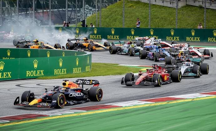 SPIELBERG - Max Verstappen (1) driving the Oracle Red Bull Racing RB18 Honda takes first through the turn during the Austrian Grand Prix at the Red Bull Ring on July 10, 2022 in Spielberg, Austria. ANP SEM VAN DER WAL F1 Grand Prix of Austria 2022 xVIxANPxSportx xxANPxIVx
