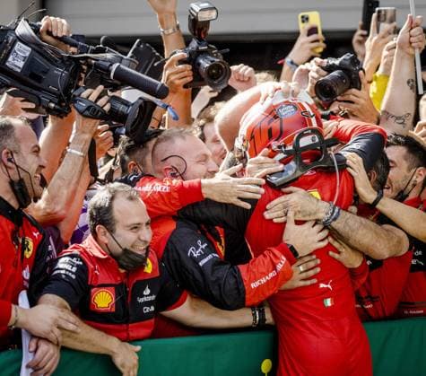 SPIELBERG - Charles Leclerc (Ferrari) celebrates his victory with the team during the Austrian Grand Prix at the Red Bull Ring on July 10, 2022 in Spielberg, Austria. ANP SEM VAN DER WAL F1 Grand Prix of Austria 2022 xVIxANPxSportx xxANPxIVx