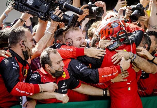 SPIELBERG - Charles Leclerc (Ferrari) celebrates his victory with the team during the Austrian Grand Prix at the Red Bull Ring on July 10, 2022 in Spielberg, Austria. ANP SEM VAN DER WAL F1 Grand Prix of Austria 2022 xVIxANPxSportx xxANPxIVx