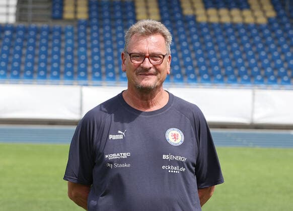Zeugwart und Busfahrer Christian Skolik ; Eintracht Braunschweig; 2.BL, Portraettermin 2022 2023