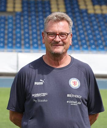 Zeugwart und Busfahrer Christian Skolik ; Eintracht Braunschweig; 2.BL, Portraettermin 2022 2023