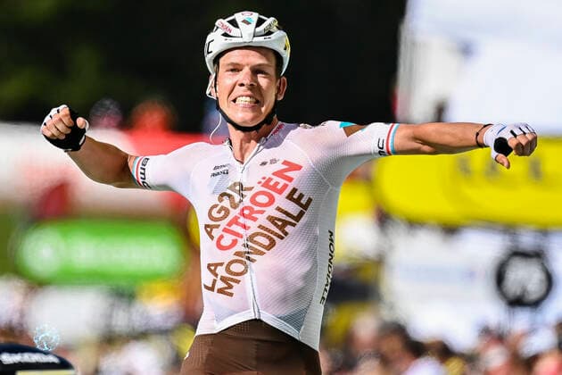 Sport Themen der Woche KW27 Sport Bilder des Tages Luxembourgish Bob Jungels of AG2R Citroen celebrates as he crosses the finish line to win stage nine of the Tour de France cycling race, a 183km race from Aigle to Chatel les Portes du Soleil, France, on Sunday 10 July 2022. This year s Tour de France takes place from 01 to 24 July 2022. - UK OUT DAVIDxSTOCKMAN  x37204423x
