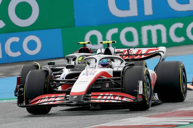 Formula 1 BWT Grosser Preis von Österreich 2022 10.07.2022, Red Bull Ring , Spielberg, Formula 1 BWT Grosser Preis von Österreich 2022 , im Bild Mick Schumacher (DEU), Haas F1 Team, Lewis Hamilton (GBR), Mercedes-AMG Petronas Formula One Team