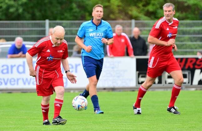 10.07.2022 - Fussball - Einlagespiel zum 100. Geburtstag des TSV Pyrbaum zu Gunsten der BR-Sternstunden - Pyrbaum Allstars - FC Sternstunden - MeZi - Karsten Wettberg (10, FC Sternstunden, links )