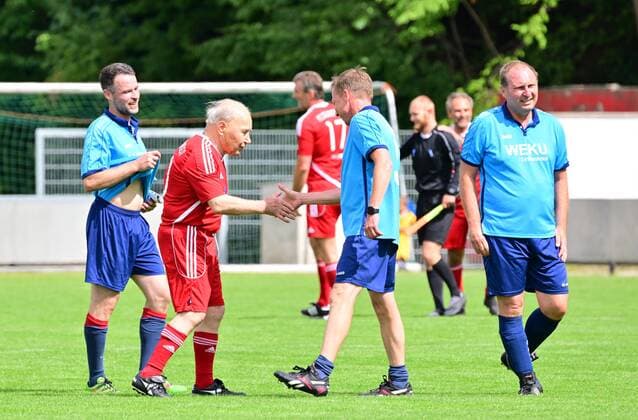 10.07.2022 - Fussball - Einlagespiel zum 100. Geburtstag des TSV Pyrbaum zu Gunsten der BR-Sternstunden - Pyrbaum Allstars - FC Sternstunden - MeZi - Karsten Wettberg (10, FC Sternstunden ) klatscht mit Pyrbaumer Spielern ab nach Spielende