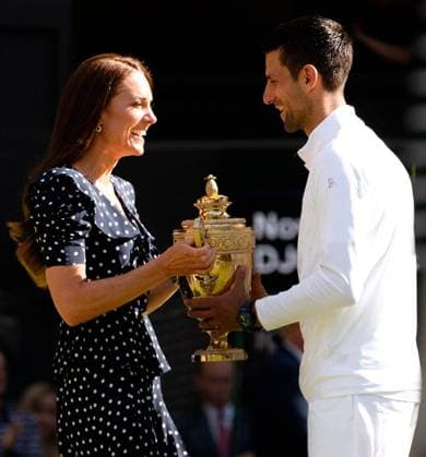 Sport Bilder des Tages Mandatory Credit: Photo by Ella Ling Shutterstock (13018059dz) Catherine Duchess of Cambridge presenting Novak Djokovic with the winners trophy after the Men s Singles Final Wimbledon Tennis Championships, Day 14, The All England Lawn Tennis and Croquet Club, London, UK - 10 Jul 2022 Wimbledon Tennis Championships, Day 14, The All England Lawn Tennis and Croquet Club, London, UK - 10 Jul 2022  Copyright: xEllaxLing Shutterstockx 13018059dz