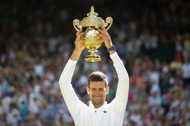 Novak Djokovic (SRB) mit dem Pokal, Trophäe, Siegerehrung, Praesentation Tennis - Wimbledon 2022 - Grand Slam ITF ATP, Tennis Herren WTA, Tennis Damen - AELTC - London - - Great Britain - 10 July 2022. Copyright: xJuergenxHasenkopfx
