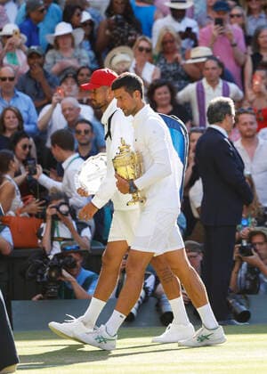Champion Novak Djokovic (SRB) und Finalist Nick Kyrgios (AUS) verlassen den Platz, Siegerehrung, Praesentation Tennis - Wimbledon 2022 - Grand Slam ITF ATP, Tennis Herren WTA, Tennis Damen - AELTC - London - - Great Britain - 10 July 2022. Copyright: xJuergenxHasenkopfx