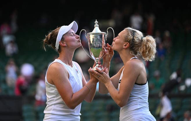 Bilder des Jahres 2022, Sport 07 Juli Sport Themen der Woche KW27 Sport Bilder des Tages 2022 Wimbledon Barbora Krejcikova, (CZE) and Katerina Siniakova , (CZE) *** 2022 Wimbledon Barbora Krejcikova, CZE and Katerina Siniakova , CZE
