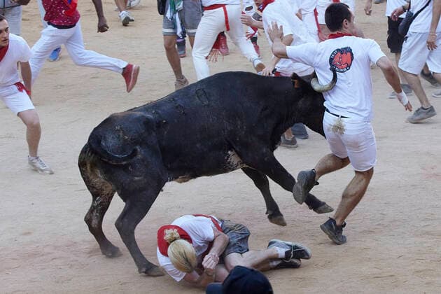 July 10, 2022, Pamplona, Navarre, Spain: Fourth running of the bulls at the San Fermin Festival in northern Spain. Revelers from all over the world flock to Pamplona every year to participate in the eight days of bullfighting. Made famous by American writer Ernest Hemmingway s 1926 novel The Sun Also Rises , the annual San Fermin Festival involves the daily running of the bulls through the historic heart of Pamplona to the bullring. Pamplona Spain - ZUMAa206 20220710_zsp_a206_021 Copyright: xRubenxAlbarranx