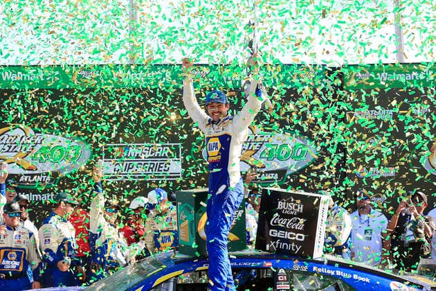 Bilder des Jahres 2022, Sport 07 Juli ATLANTA, GA - JULY 10: Chase Elliott ( 9 Hendrick Motorsports NAPA Auto Parts Chevrolet) celebrates in Victory Circle after winning the 53rd Annual Quaker State 400 NASCAR, Motorsport, USA race on July 10, 2022 at the Atlanta Motor Speedway in Hampton, Georgia. (Photo by David J. Griffin Icon Sportswire) AUTO: JUL 10 NASCAR Cup Series Quaker State 400 Presented by Walmart Icon95322070920452