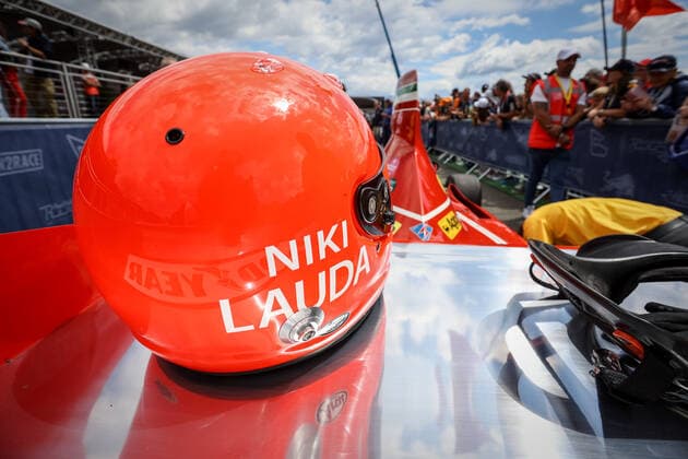Sport Themen der Woche KW27 FORMULA 1 - GP of Austria 2022 SPIELBERG,AUSTRIA,10.JUL.22 - MOTORSPORTS, FORMULA 1 - FIA Formula 3, Grand Prix of Austria, Red Bull Ring, Red Bull Legends Parade. Image shows the helmet of Niki Lauda.  GEPAxpictures xManfredxBinder