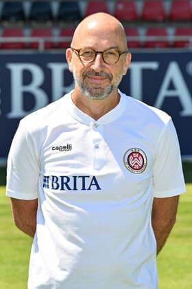 08.07.2022, xjhx, Fussball 3.Liga, SV Wehen Wiesbaden - Fototermin Saison 2022 23 emspor, v.l. Mannschaftsarzt Dr. Achim Bitschnau (DFL DFB REGULATIONS PROHIBIT ANY USE OF PHOTOGRAPHS as IMAGE SEQUENCES and or QUASI-VIDEO) Wiesbaden