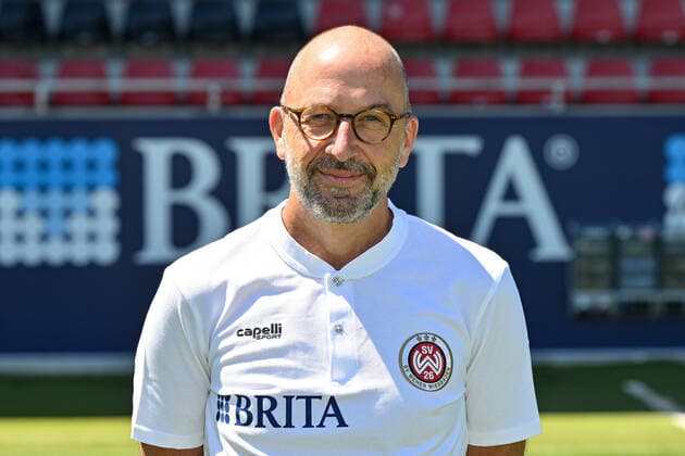 08.07.2022, xjhx, Fussball 3.Liga, SV Wehen Wiesbaden - Fototermin Saison 2022 23 emspor, v.l. Mannschaftsarzt Dr. Achim Bitschnau (DFL DFB REGULATIONS PROHIBIT ANY USE OF PHOTOGRAPHS as IMAGE SEQUENCES and or QUASI-VIDEO) Wiesbaden