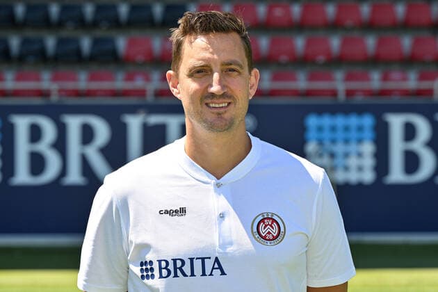 08.07.2022, xjhx, Fussball 3.Liga, SV Wehen Wiesbaden - Fototermin Saison 2022 23 emspor, v.l. Mannschaftsarzt Dr. Michael Hoestermann (DFL DFB REGULATIONS PROHIBIT ANY USE OF PHOTOGRAPHS as IMAGE SEQUENCES and or QUASI-VIDEO) Wiesbaden