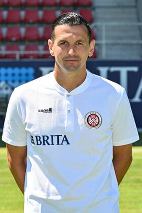 08.07.2022, xjhx, Fussball 3.Liga, SV Wehen Wiesbaden - Fototermin Saison 2022 23 emspor, v.l. Torwarttrainer Marjan Petkovic (SV Wehen Wiesbaden) (DFL DFB REGULATIONS PROHIBIT ANY USE OF PHOTOGRAPHS as IMAGE SEQUENCES and or QUASI-VIDEO) Wiesbaden