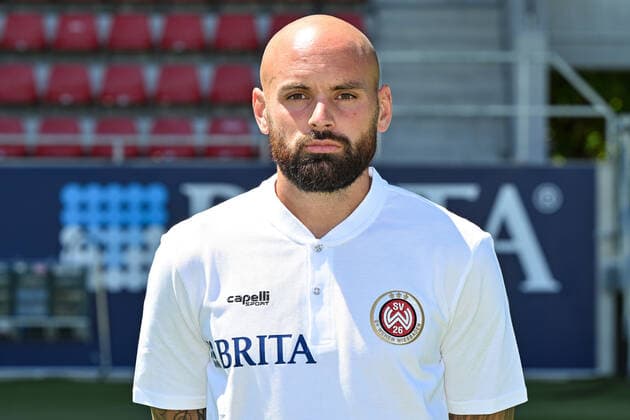 08.07.2022, xjhx, Fussball 3.Liga, SV Wehen Wiesbaden - Fototermin Saison 2022 23 emspor, v.l. Co Trainer Giuliano Modica (SV Wehen Wiesbaden) (DFL DFB REGULATIONS PROHIBIT ANY USE OF PHOTOGRAPHS as IMAGE SEQUENCES and or QUASI-VIDEO) Wiesbaden