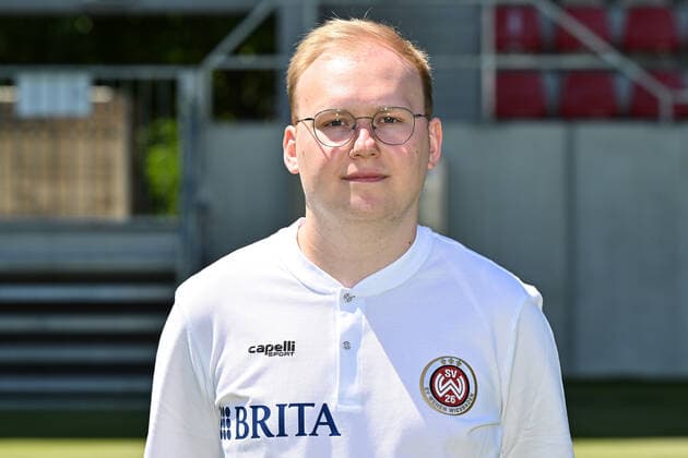08.07.2022, xjhx, Fussball 3.Liga, SV Wehen Wiesbaden - Fototermin Saison 2022 23 emspor, v.l. Philipp Gründler Leiter Scouting & Analyse (DFL DFB REGULATIONS PROHIBIT ANY USE OF PHOTOGRAPHS as IMAGE SEQUENCES and or QUASI-VIDEO) Wiesbaden