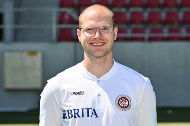 08.07.2022, xjhx, Fussball 3.Liga, SV Wehen Wiesbaden - Fototermin Saison 2022 23 emspor, v.l. Scout & Analyst Konstantin Langhammer (DFL DFB REGULATIONS PROHIBIT ANY USE OF PHOTOGRAPHS as IMAGE SEQUENCES and or QUASI-VIDEO) Wiesbaden