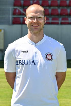 08.07.2022, xjhx, Fussball 3.Liga, SV Wehen Wiesbaden - Fototermin Saison 2022 23 emspor, v.l. Scout & Analyst Konstantin Langhammer (DFL DFB REGULATIONS PROHIBIT ANY USE OF PHOTOGRAPHS as IMAGE SEQUENCES and or QUASI-VIDEO) Wiesbaden