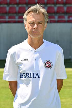 08.07.2022, xjhx, Fussball 3.Liga, SV Wehen Wiesbaden - Fototermin Saison 2022 23 emspor, v.l. Mannschaftsarzt Dr. Tammo Quitzau (DFL DFB REGULATIONS PROHIBIT ANY USE OF PHOTOGRAPHS as IMAGE SEQUENCES and or QUASI-VIDEO) Wiesbaden