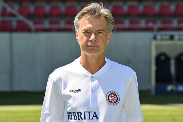 08.07.2022, xjhx, Fussball 3.Liga, SV Wehen Wiesbaden - Fototermin Saison 2022 23 emspor, v.l. Mannschaftsarzt Dr. Tammo Quitzau (DFL DFB REGULATIONS PROHIBIT ANY USE OF PHOTOGRAPHS as IMAGE SEQUENCES and or QUASI-VIDEO) Wiesbaden