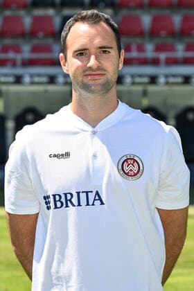 08.07.2022, xjhx, Fussball 3.Liga, SV Wehen Wiesbaden - Fototermin Saison 2022 23 emspor, v.l. Senior Athletik-Trainer Alex Ryan (DFL DFB REGULATIONS PROHIBIT ANY USE OF PHOTOGRAPHS as IMAGE SEQUENCES and or QUASI-VIDEO) Wiesbaden