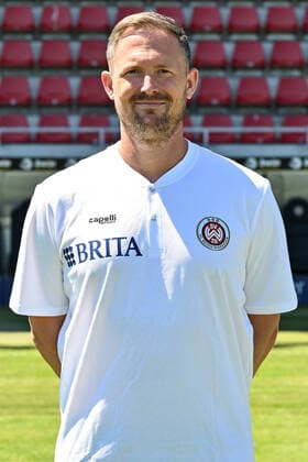 08.07.2022, xjhx, Fussball 3.Liga, SV Wehen Wiesbaden - Fototermin Saison 2022 23 emspor, v.l. Athletik-Trainer Sebastian Wagener (DFL DFB REGULATIONS PROHIBIT ANY USE OF PHOTOGRAPHS as IMAGE SEQUENCES and or QUASI-VIDEO) Wiesbaden