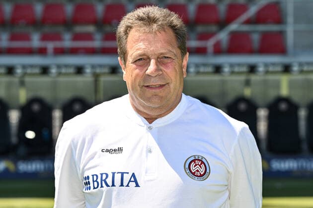 08.07.2022, xjhx, Fussball 3.Liga, SV Wehen Wiesbaden - Fototermin Saison 2022 23 emspor, v.l. Betreuer Gerhard Eckel (DFL DFB REGULATIONS PROHIBIT ANY USE OF PHOTOGRAPHS as IMAGE SEQUENCES and or QUASI-VIDEO) Wiesbaden