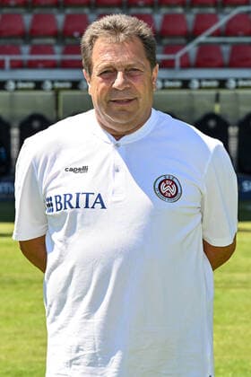 08.07.2022, xjhx, Fussball 3.Liga, SV Wehen Wiesbaden - Fototermin Saison 2022 23 emspor, v.l. Betreuer Gerhard Eckel (DFL DFB REGULATIONS PROHIBIT ANY USE OF PHOTOGRAPHS as IMAGE SEQUENCES and or QUASI-VIDEO) Wiesbaden