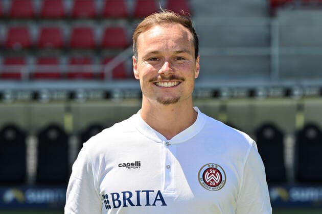 08.07.2022, xjhx, Fussball 3.Liga, SV Wehen Wiesbaden - Fototermin Saison 2022 23 emspor, v.l. Assistenz-Athletik-Trainer Wenzel Böhm (DFL DFB REGULATIONS PROHIBIT ANY USE OF PHOTOGRAPHS as IMAGE SEQUENCES and or QUASI-VIDEO) Wiesbaden