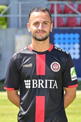 08.07.2022, xjhx, Fussball 3.Liga, SV Wehen Wiesbaden - Fototermin Saison 2022 23 emspor, v.l. Mehmet Kurt (SV Wehen Wiesbaden) (DFL DFB REGULATIONS PROHIBIT ANY USE OF PHOTOGRAPHS as IMAGE SEQUENCES and or QUASI-VIDEO) Wiesbaden