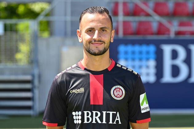 08.07.2022, xjhx, Fussball 3.Liga, SV Wehen Wiesbaden - Fototermin Saison 2022 23 emspor, v.l. Mehmet Kurt (SV Wehen Wiesbaden) (DFL DFB REGULATIONS PROHIBIT ANY USE OF PHOTOGRAPHS as IMAGE SEQUENCES and or QUASI-VIDEO) Wiesbaden