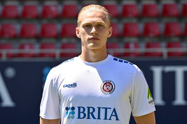 08.07.2022, xjhx, Fussball 3.Liga, SV Wehen Wiesbaden - Fototermin Saison 2022 23 emspor, v.l. Lucas Becker (SV Wehen Wiesbaden) (DFL DFB REGULATIONS PROHIBIT ANY USE OF PHOTOGRAPHS as IMAGE SEQUENCES and or QUASI-VIDEO) Wiesbaden