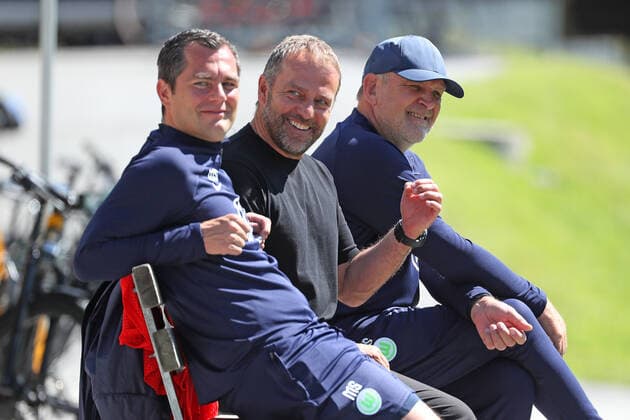 Sport Bilder des Tages VfL Trainingslager, Seefeld (Tirol) Österreich Seefeld, 11.07.2022, FUßBALL - VfL Wolfsburg, Sommertrainingslager, 1. Bundesliga, Saison 2022 23. Bundestrainer Flick besucht VfL Wolfsburg im Trainingslager, hier mit Sportdirektor Marcel Schäfer (VfL Wolfsburg), Geschäftsführer Jörg Schmadtke (VfL Wolfsburg) Seefeld *** VfL training camp, Seefeld Tirol Austria Seefeld, 11 07 2022, FOOTBALL VfL Wolfsburg, summer training camp, 1 Bundesliga, season 2022 23 national coach Flick visits VfL Wolfsburg in training camp, here with sports director Marcel Schäfer VfL Wolfsburg , managing director sports Jörg Schmadtke VfL Wolfsburg Seefeld