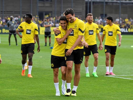 Sport Bilder des Tages 11.07.2022, Dortmund, Deutschland, BVB-Trainingsgelaende Hohenbuschei, BV Borussia Dortmund - Training - 11.07.2022, Mateu Morey Bauza (Borussia Dortmund) und Mats Hummels (Borussia Dortmund) gestikuliert, gestik (Foto Ralf Treese) Dortmund BVB-Trainingsgelaende Hohenbuschei Nordrhein-Westfalen Deutschland