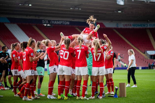 IMAGO Iconic Moments, Fußball - Frauen Sport Bilder des Tages Barbara Dunst (Austria 8) wird von ihrem Team um Lisa Makas (Austria 20), Carina Wenninger (Austria 7), Sarah Puntigam (Austria 17), GBR, Oesterreich vs. Nordirland, Fussball UEFA Womens EURO 2022, 11.07.2022, Gruppe A, 2. Spieltag GBR, Oesterreich vs. Nordirland, Fussball UEFA Womens EURO 2022, 11.07.2022, Gruppe A, 2. Spieltag *** Barbara Dunst Austria 8 is joined by her team of Lisa Makas Austria 20 , Carina Wenninger Austria 7 , Sarah Puntigam Austria 17 , GBR, Austria vs Northern Ireland, Football UEFA Womens EURO 2022, 11 07 2022, Group A, Matchday 2 GBR, Austria vs Northern Ireland, Football UEFA Womens EURO 2022, 11 07 2022, Group A, Matchday 2 Copyright: xEibner Memmlerx EP_MMR