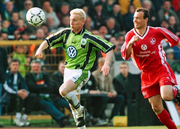 Aus 1. BL. Saison 1998 99 VfL Wolfsburg-1.FC Kaiserslautern 2:1 am 10.04.1999 im alten VfL Stadion. Im Foto: Roy Präger vom VfL vor Axel Roos. *** From 1 BL season 1998 99 VfL Wolfsburg 1 FC Kaiserslautern 2 1 on 10 04 1999 in the old VfL stadium In the photo Roy Präger from VfL in front of Axel Roos