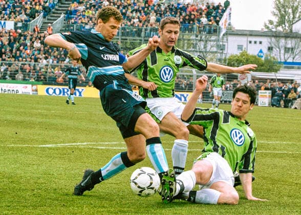 Aus 1. BL. Saison 1998 99 VfL Wolfsburg - TSV 1960 München. 1:0 am 17.04.1999. Im Foto: 1860 Spieler Bernhard Winkler scheiter an Brian O Neil - Mitte Sead Kapetanovic *** From 1 BL season 1998 99 VfL Wolfsburg TSV 1960 Munich 1 0 on 17 04 1999 In photo 1860 player Bernhard Winkler fails to Brian O Neil center Sead Kapetanovic