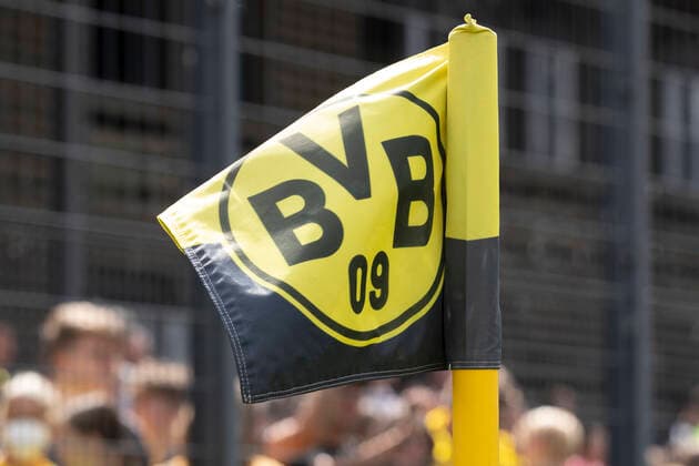 Fußball: 1. Bundesliga, Saison 2022 2023, Training von Borussia Dortmund am 11.07.2022 in Dortmund Brackel (Nordrhein-Westfalen). Die BVB-Fahne weht Copyright: xKirchner MarcoxSteinbrennerx