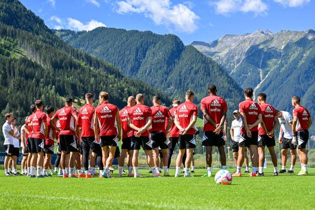 Sport Bilder des Tages AUT, Trainingslager Union Berlin 12.07.2022, Trainingsgelände USC Neukirchen, Neukirchen Am Großvenediger , AUT, Trainingslager Union Berlin im Bild picture shows Besprechungsrunde beim Training von Union Berlin. *** AUT, training camp Union Berlin 12 07 2022, training ground USC Neukirchen, Neukirchen Am Großvenediger , AUT, training camp Union Berlin in picture picture shows meeting round at the training of Union Berlin nordphotoxGmbHx xKröger nordphoto00008