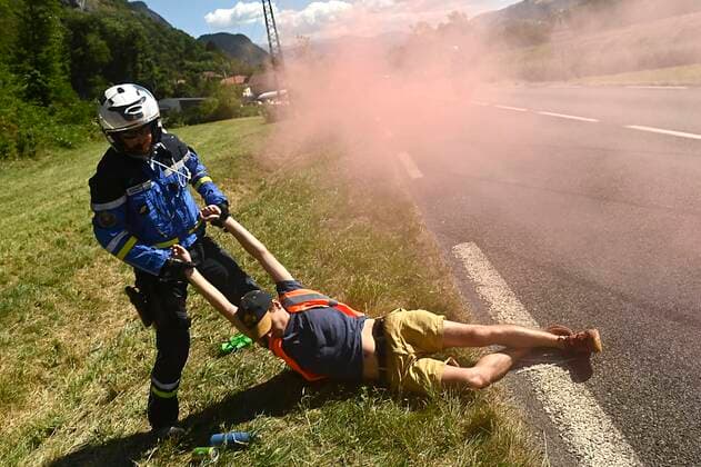 Bilder des Jahres 2022, Sport 07 Juli Sport Bilder des Tages MEGEVE, FRANCE - JULY 12 : demonstrators stop the race during stage 10 of the 109th edition of the 2022 Tour de France cycling race, a stage of 148 kms with start in Morzine Les Portes du Soleil and finish in Megeve on July 12, 2022 in Megeve, France, 12 07 2022 ( Motordriver Kenny Verfaillie - Tour de France 2022 - Stage 10 PhotoNews Panoramic 