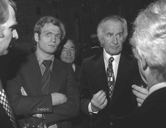 ARCHIVFOTO: Vor 20 Jahren, am 13. Juli 2002, starb Robert SCHWAN, SN_U_HoenessSchwanSP.jpg Robert SCHWAN(r.), Deutschland, Fussball, FC Bayern Muenchen, Manager, neben ihm mit verschraenkten Armen Uli HOENESS, Deutschland, Fussball, Spieler, FC Bayern Muenchen, beide in Zivilkleidung, bei Jubilaeumsfeier 75 Jahre FC Bayern Muenchen ; Brustbild, Qf; Schwarzweiss-Foto; *** ARCHIVE PHOTO 20 years ago, on July 13, 2002, Robert SCHWAN, SN U HoenessSchwanSP jpg Robert SCHWAN r , Germany, football, FC Bayern Muenchen, manager, next to him with crossed arms Uli HOENESS, Germany, football, player, FC Bayern Muenchen, both in civilian clothes, at jubilee celebration 75 years FC Bayern Muenchen breast portrait, Qf black and white photo